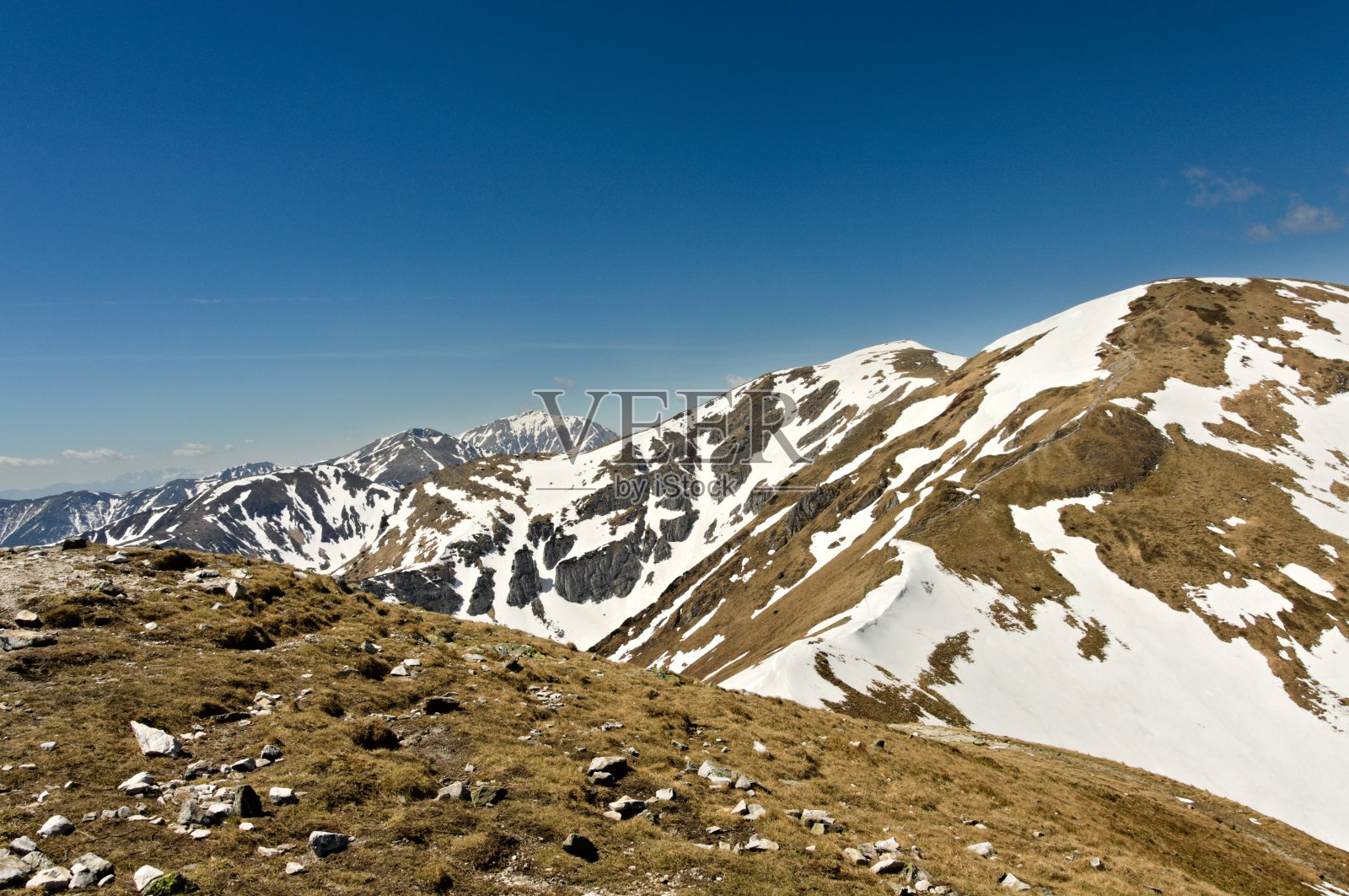 波兰Tatra山上。五月在塔特拉。蓝色的天空。照片摄影图片