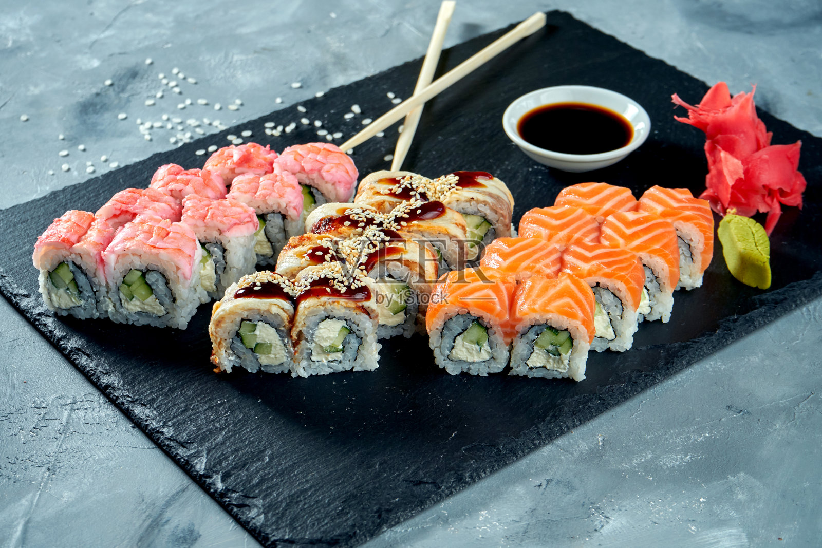 一套传统日本寿司-费城卷鳗鱼，鲑鱼和金枪鱼。近距离照片摄影图片