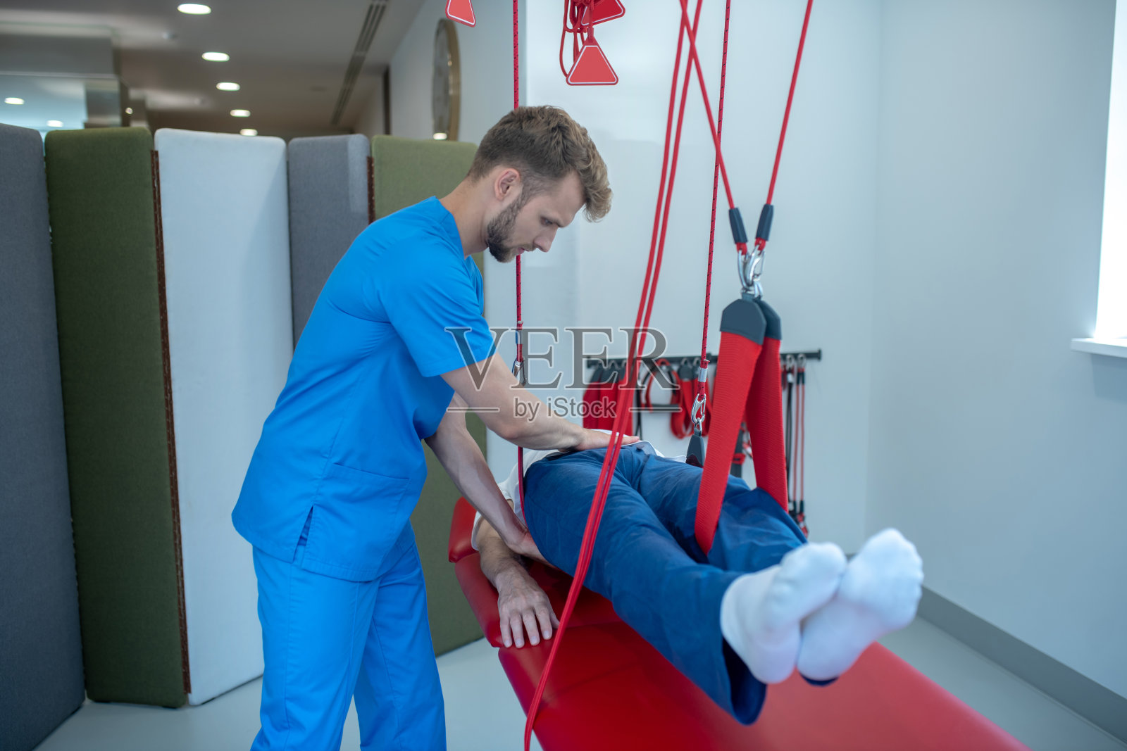 康复专家和伸懒腰的男人照片摄影图片