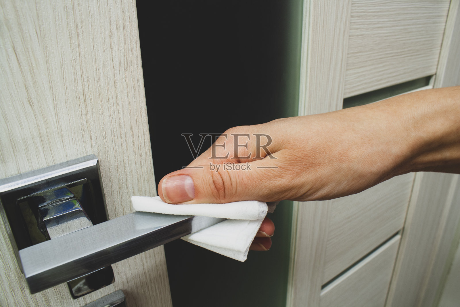 用抗菌擦拭剂擦门把手照片摄影图片