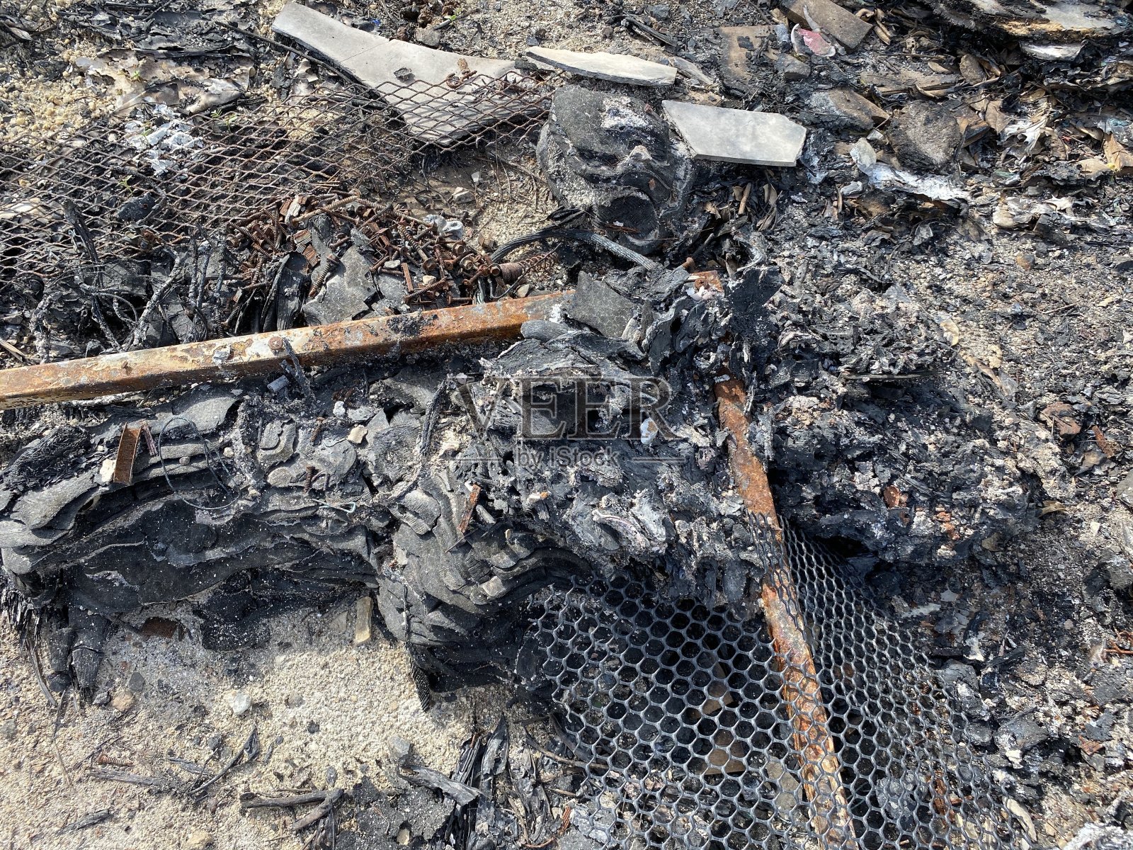 地上有脏灰照片摄影图片