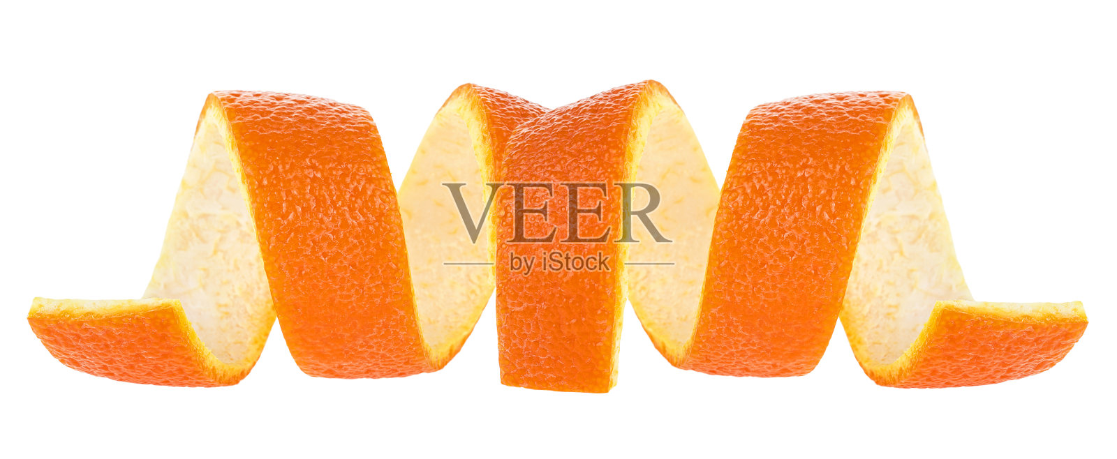 在白色的背景上分开的两块柑橘皮。橘色的皮肤。照片摄影图片