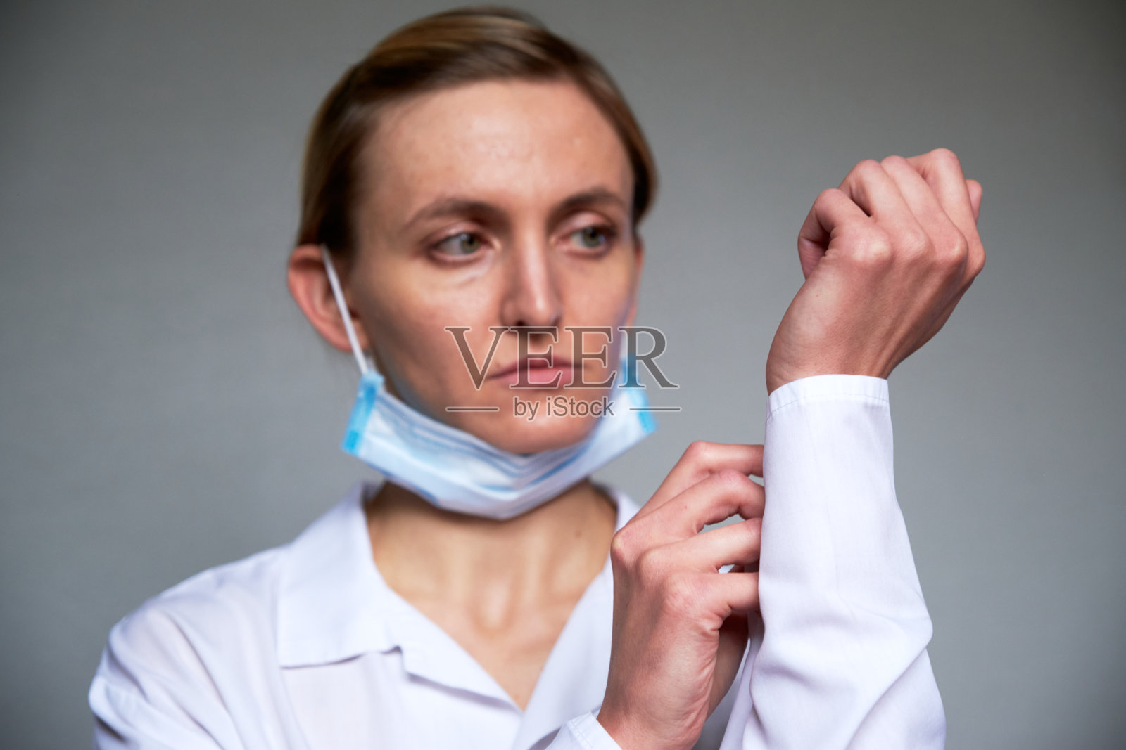 穿着医疗服的女性照片摄影图片