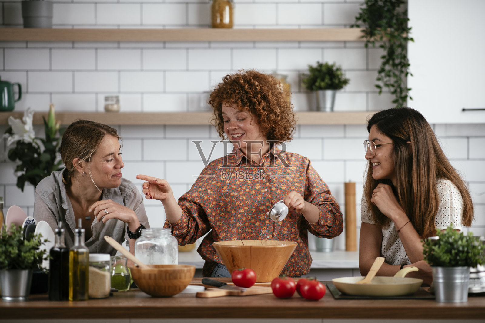 姐妹一起烹饪。照片摄影图片