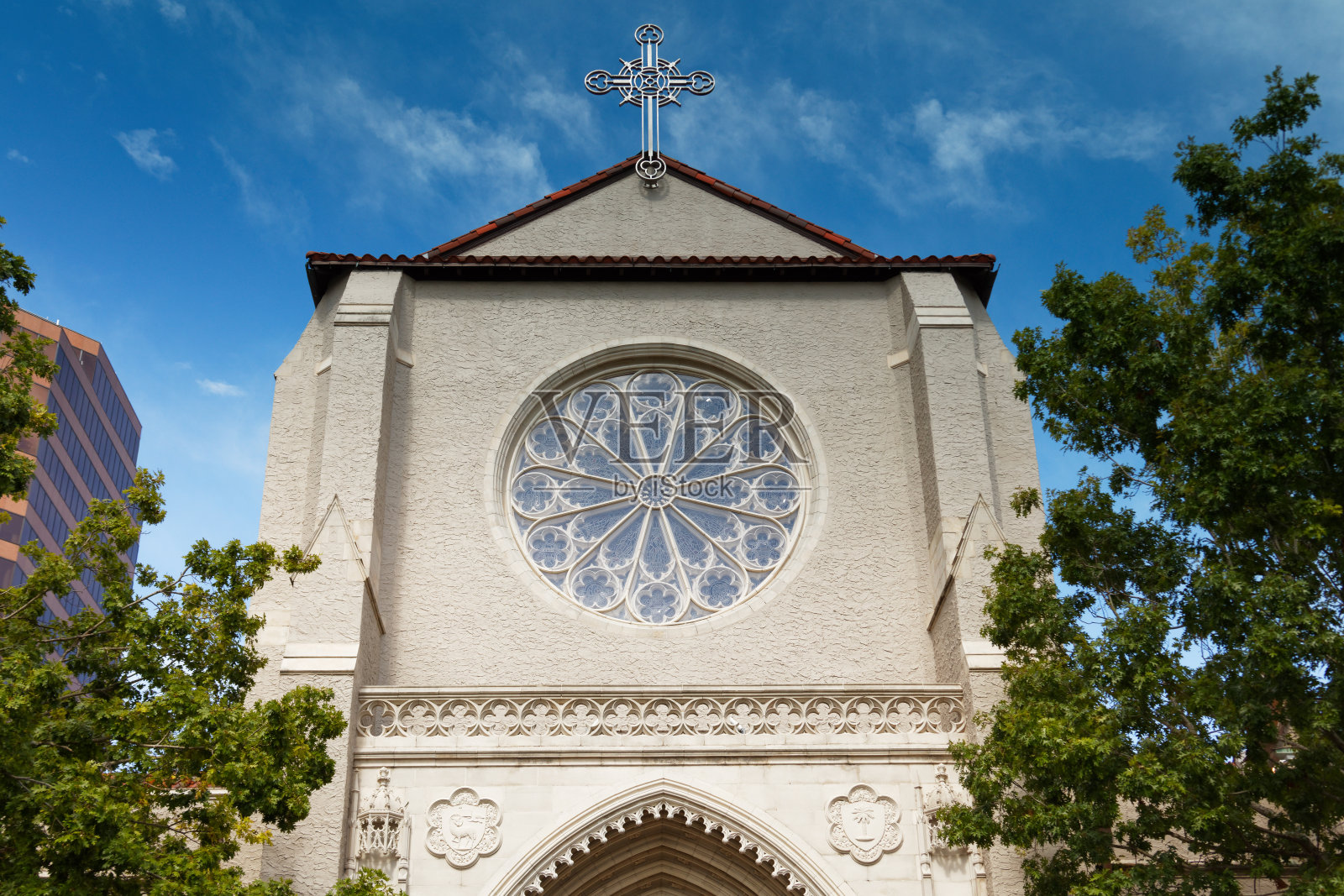 天主教堂与十字架对抗蓝天照片摄影图片