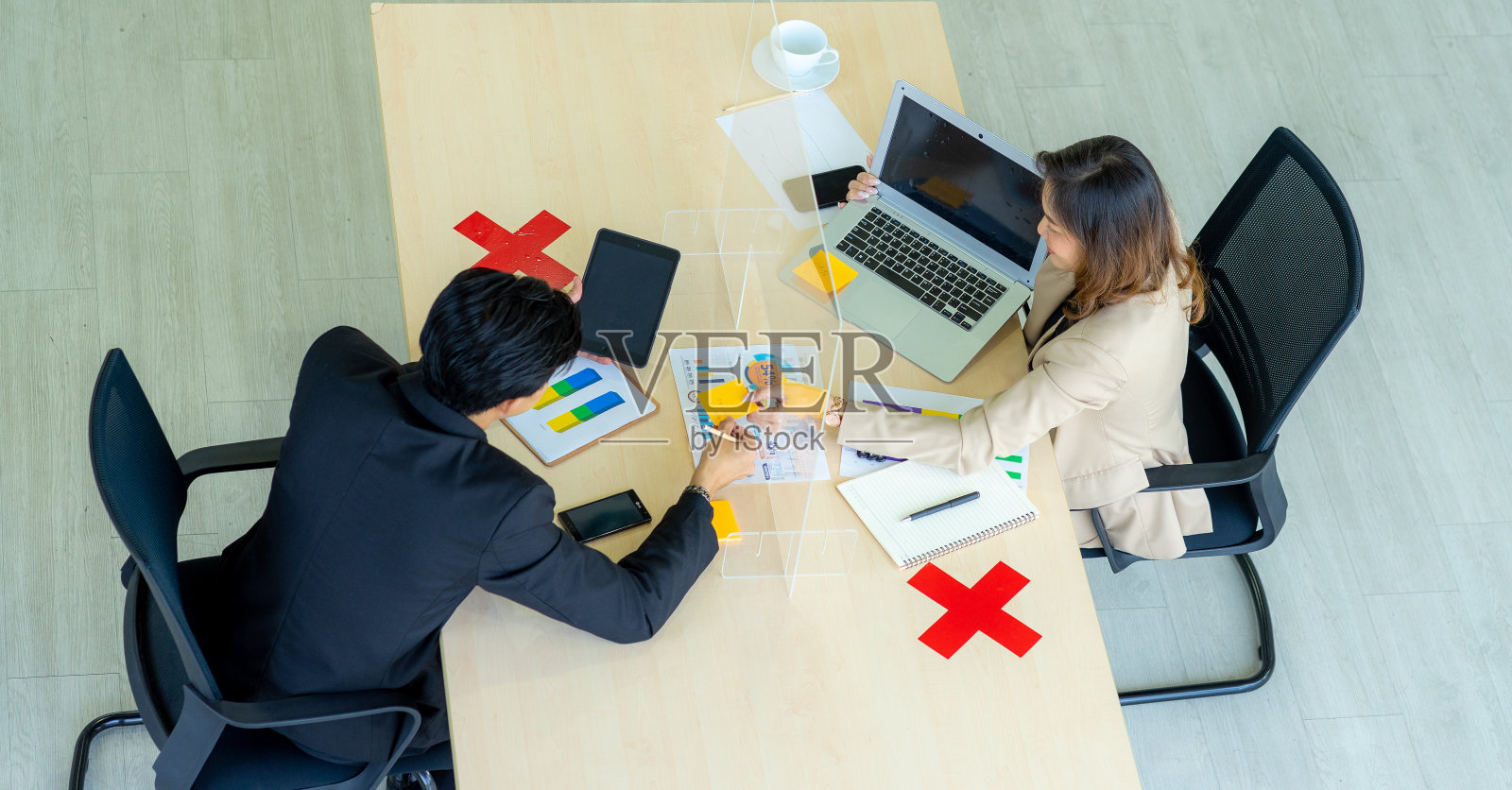 职场女性在工作中与同事保持社交距离。新常态照片摄影图片