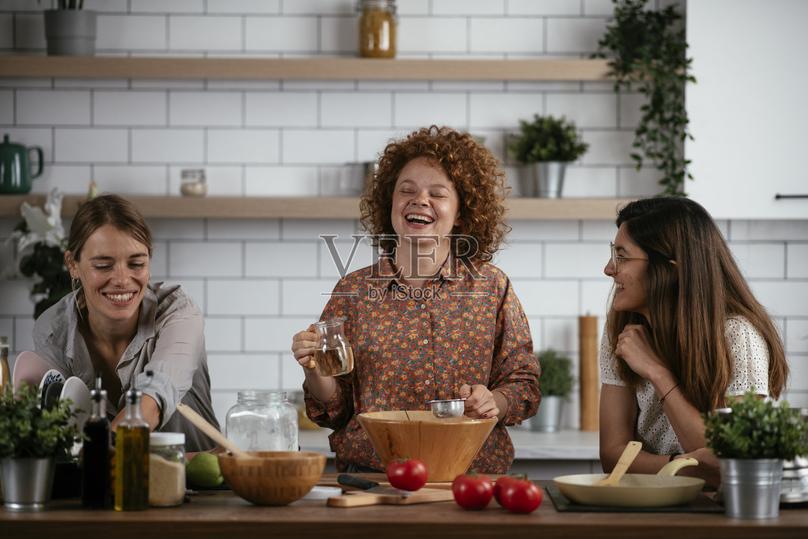 姐妹一起烹饪。照片摄影图片
