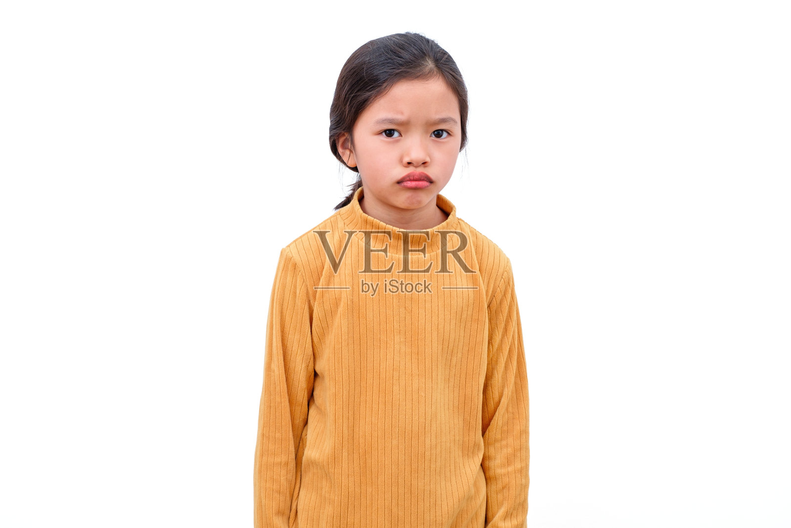 白色背景下的愤怒女孩照片摄影图片