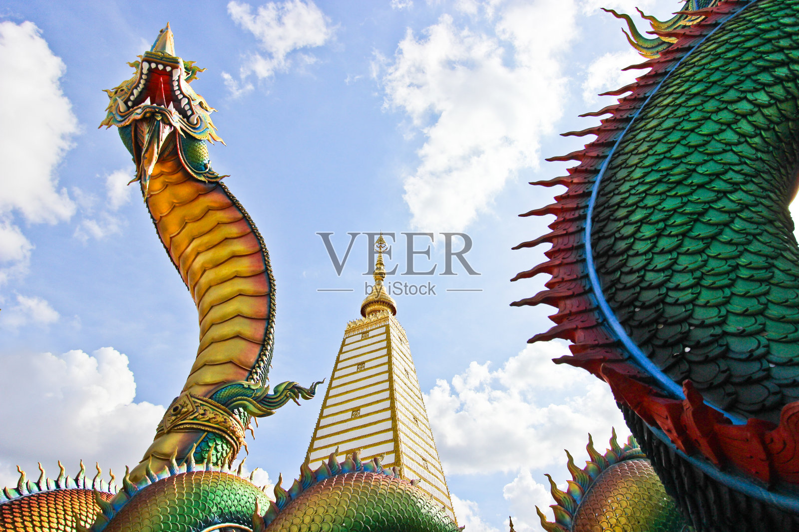 泰国乌汶拉察他尼普拉那恩布阿寺的方形宝塔和大蛇照片摄影图片