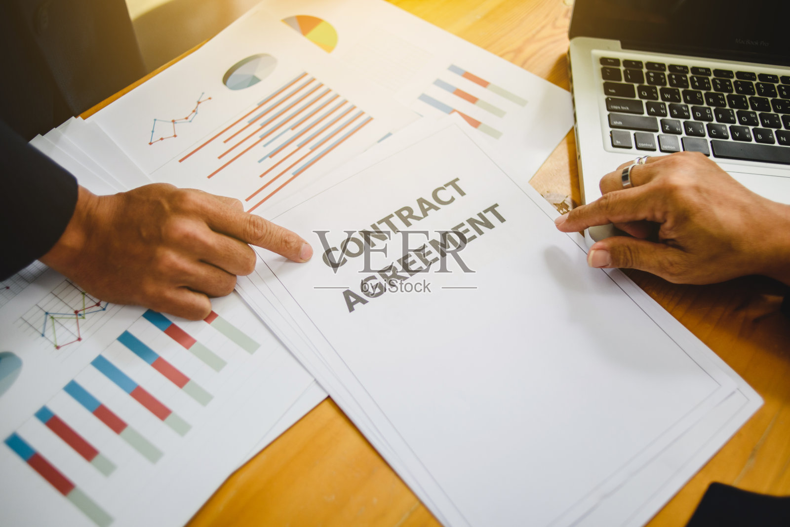 商务人士洽谈合同，成功商业伙伴的概念照片摄影图片