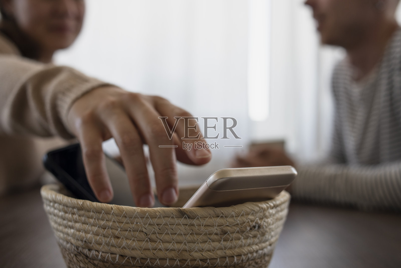 人们开会时不带手机。数字排毒,篮子照片摄影图片