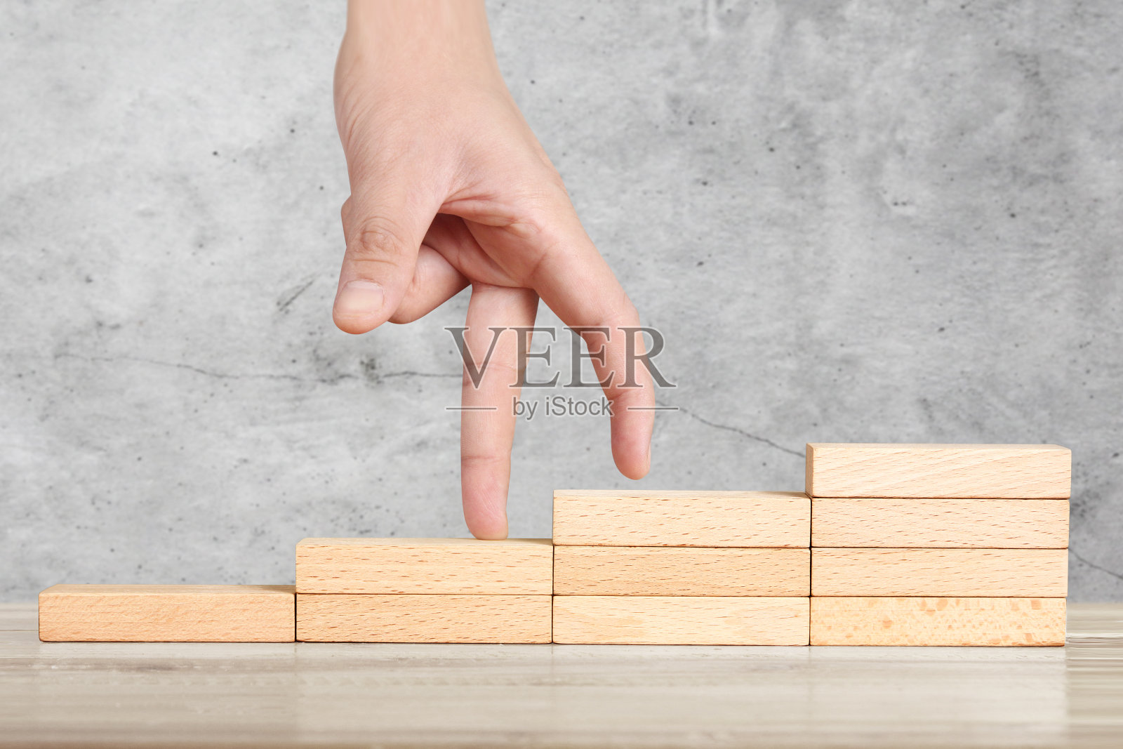 手如人踩木板堆叠成阶梯照片摄影图片