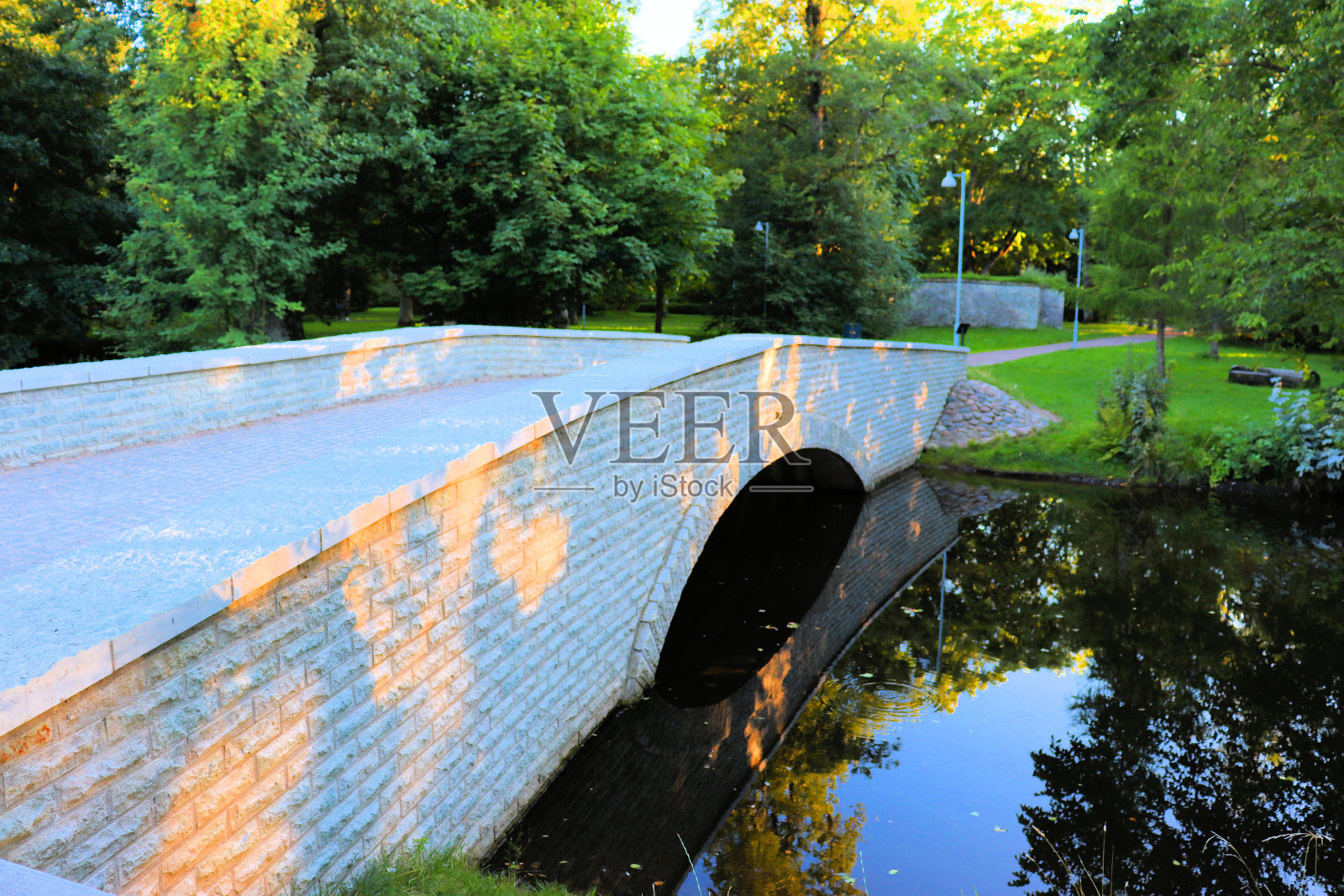 运河上的石桥照片摄影图片