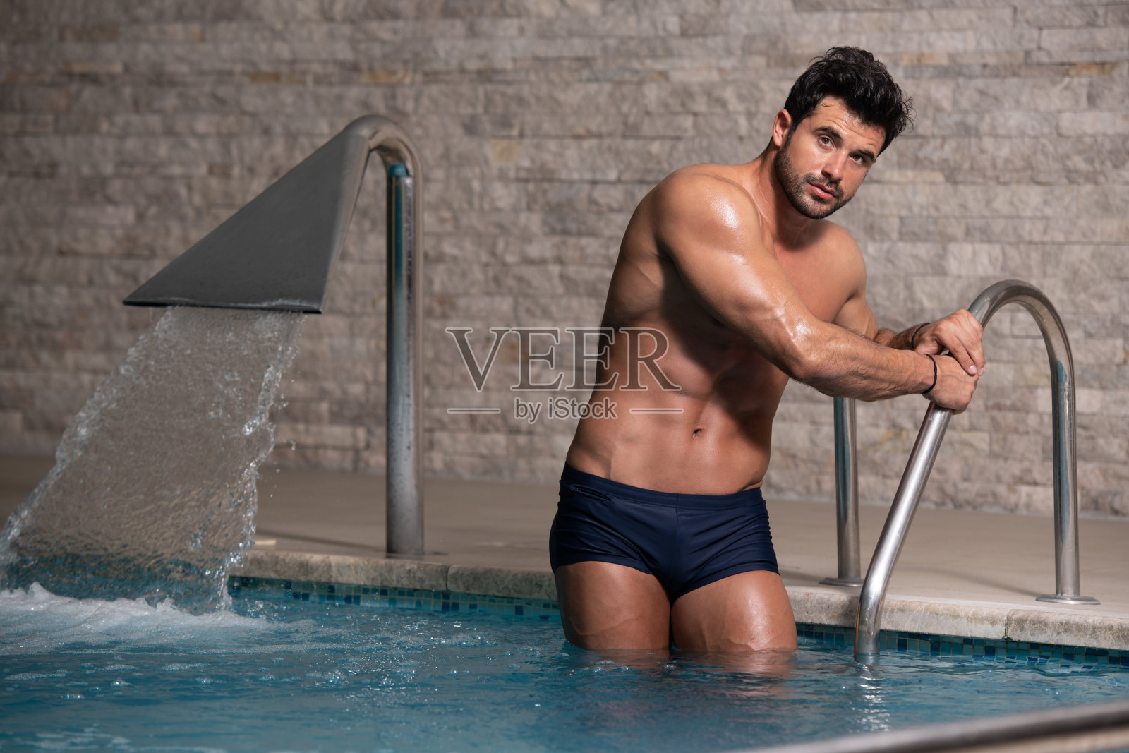 运动员在酒店室内游泳池照片摄影图片