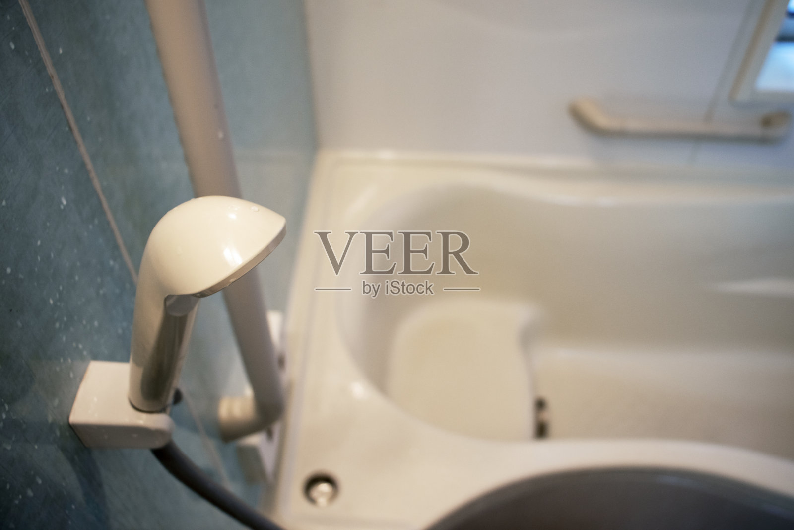 浴缸和淋浴喷头照片摄影图片