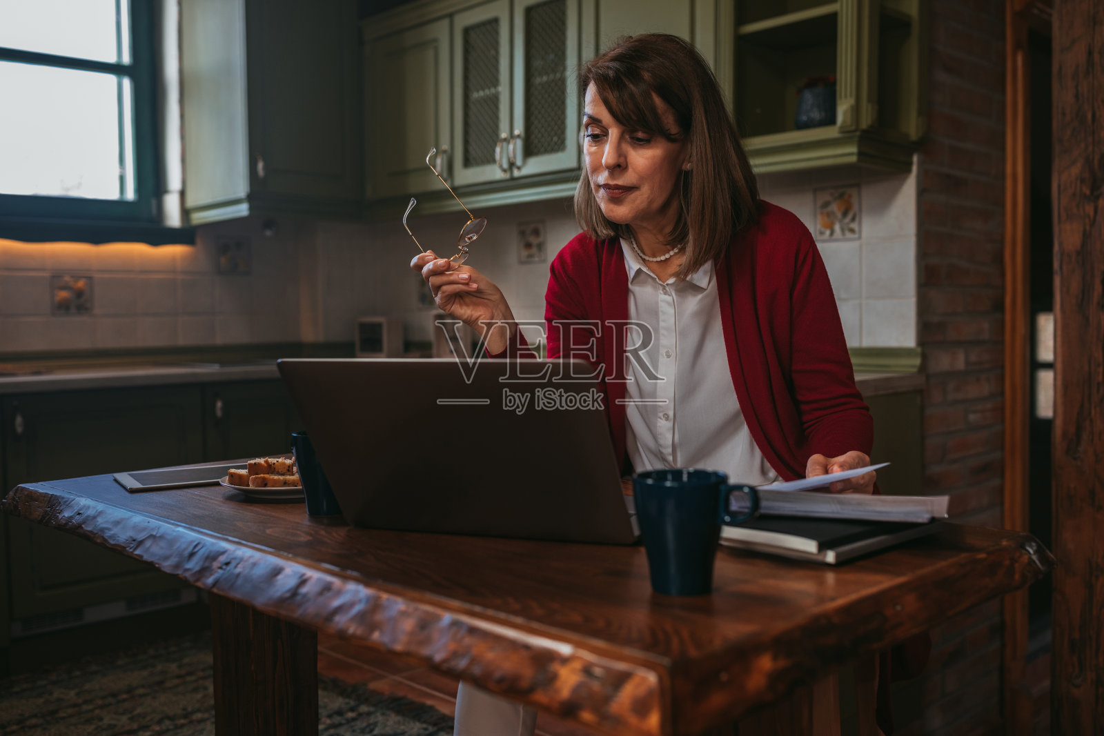 我甚至都不用出门付账单照片摄影图片