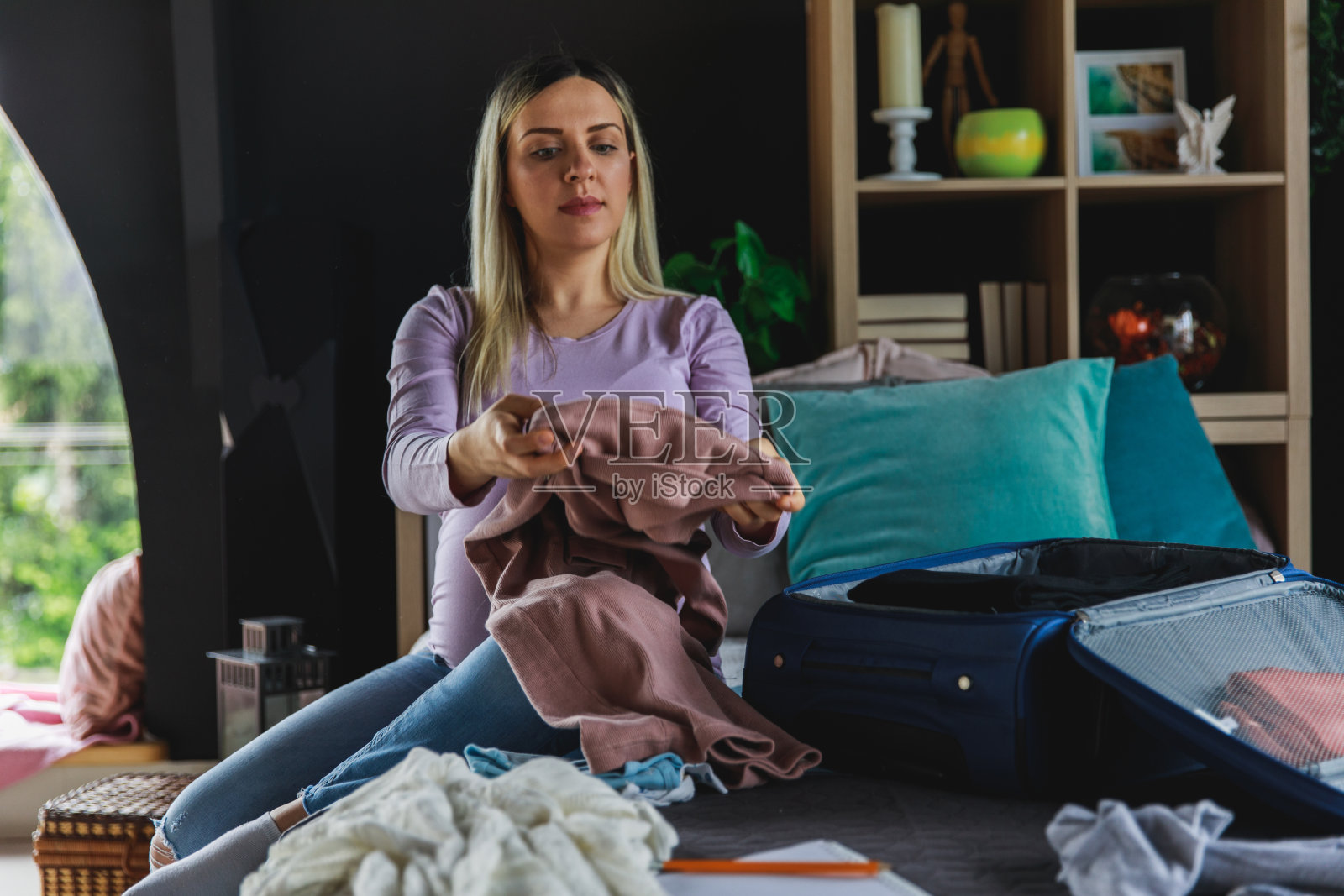 孕妇准备她的分娩包医院照片摄影图片