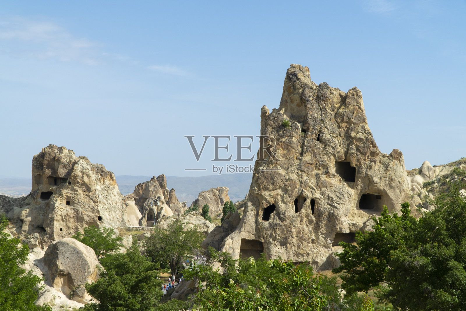 蓝天下岩层的低角度视图照片摄影图片