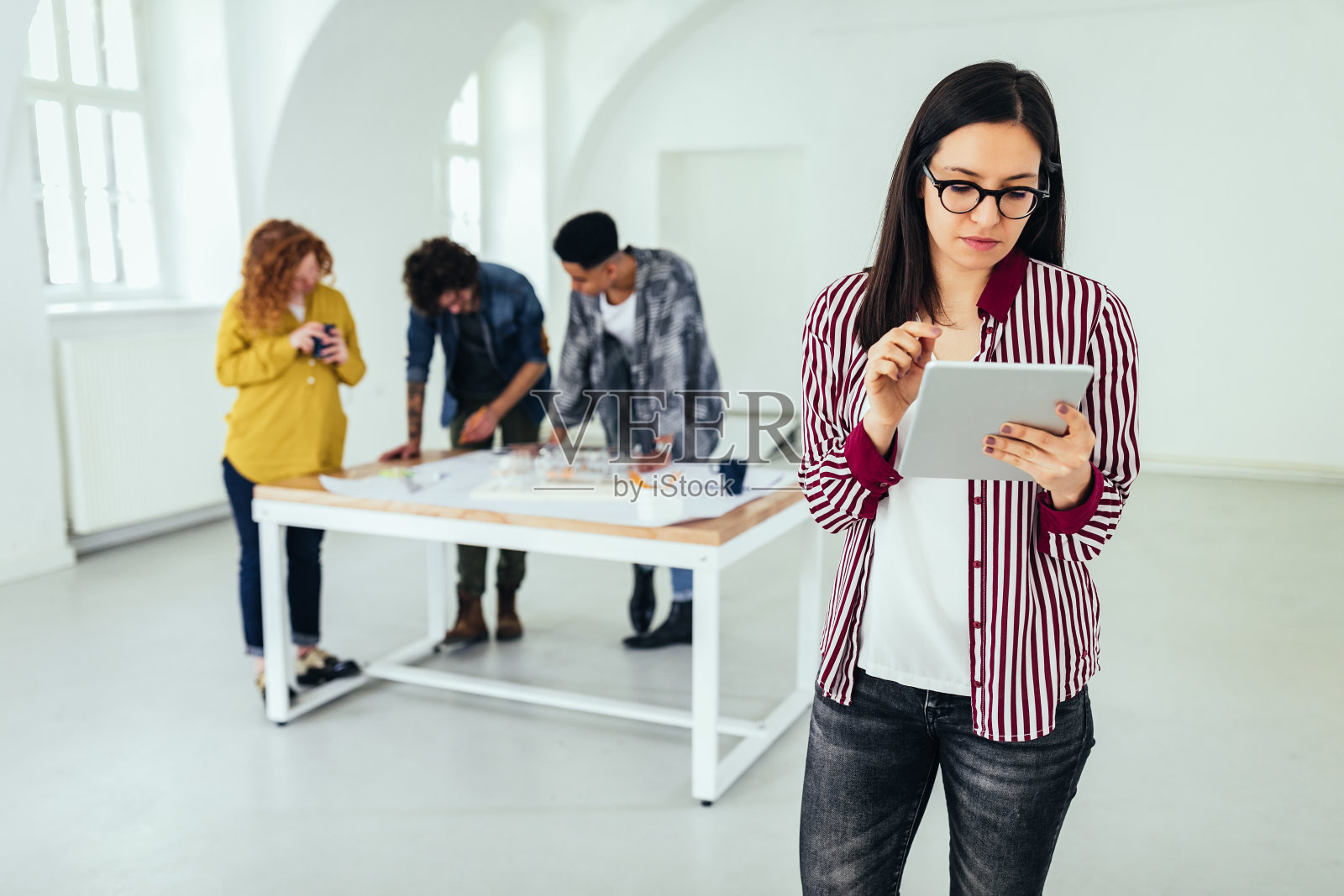 查看工作邮件照片摄影图片