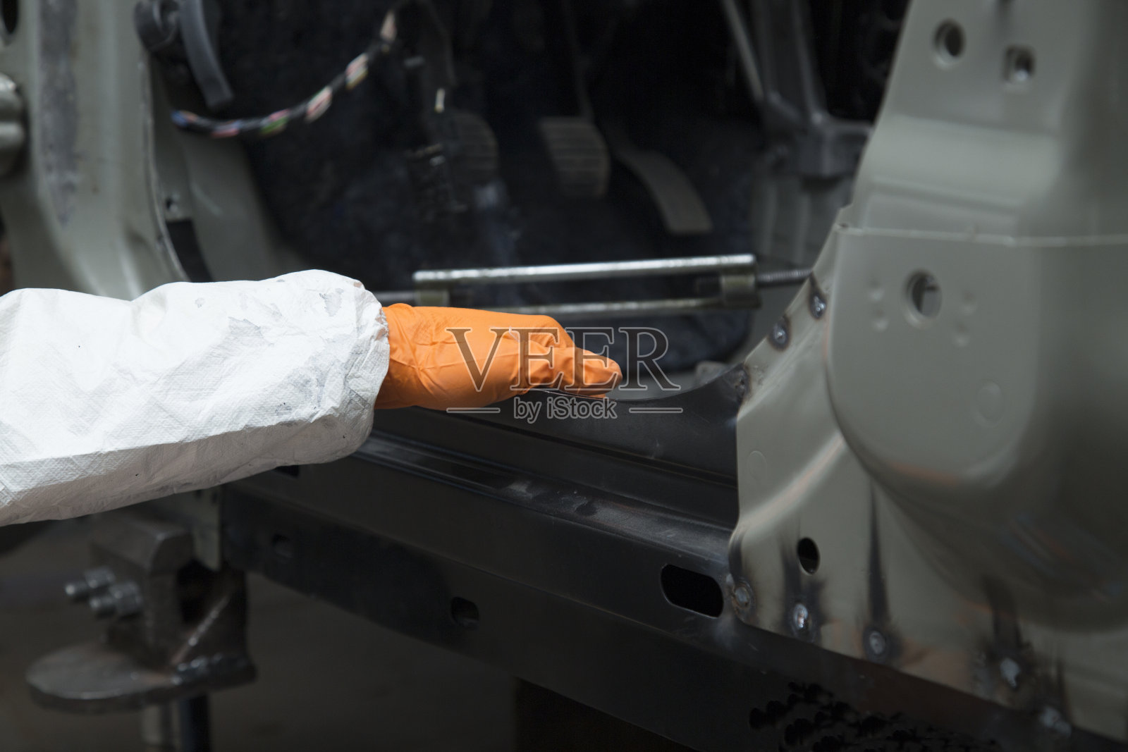 汽车的车身工作。车祸后的汽车修理。照片摄影图片