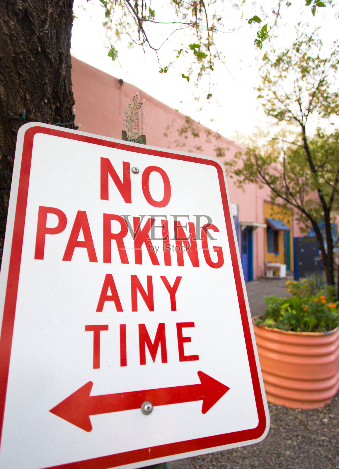 红色和白色的“禁止停车”标志照片摄影图片