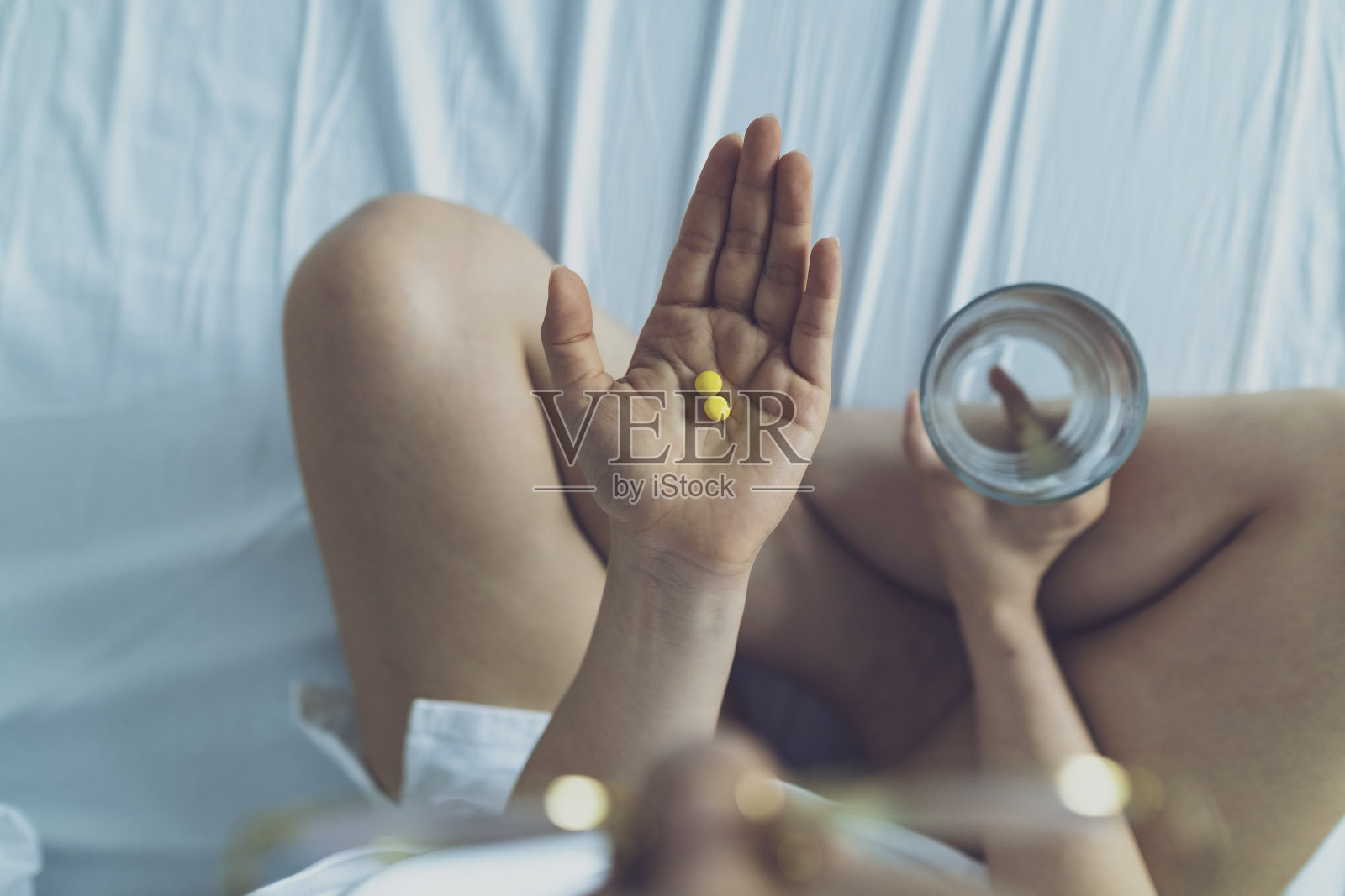 正在服用维生素和补品的妇女照片摄影图片