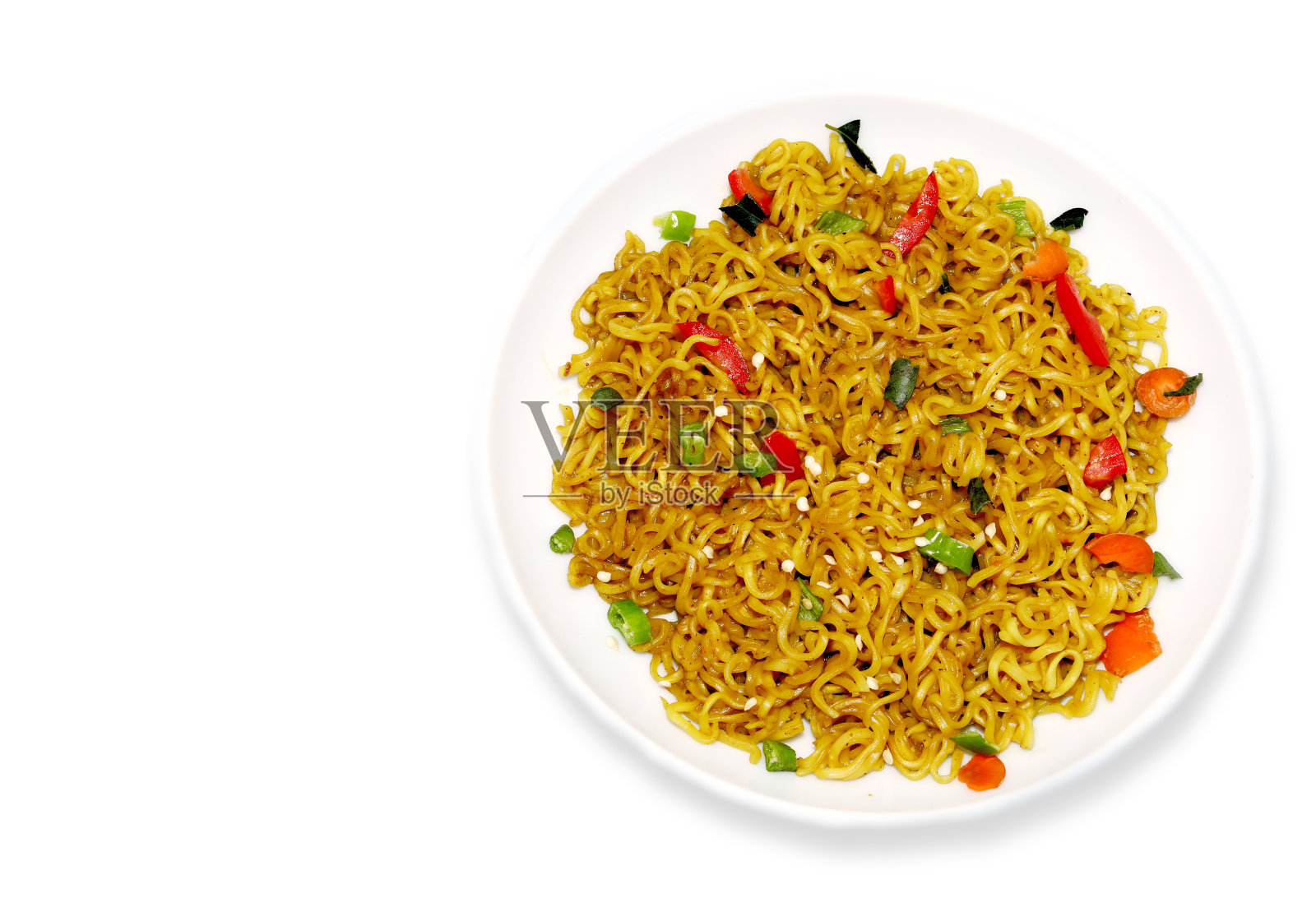 四川面条或蔬菜面条是一个流行的印度支那食谱，在碗或盘子上选择性的重点照片摄影图片