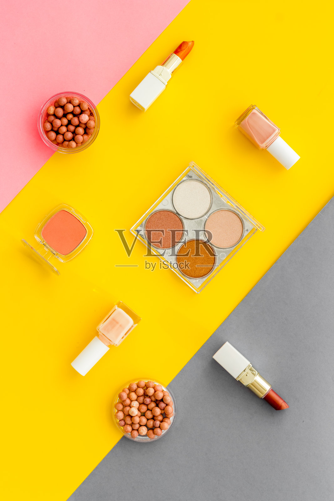 一套装饰彩妆彩妆上彩色的背景，俯视图照片摄影图片