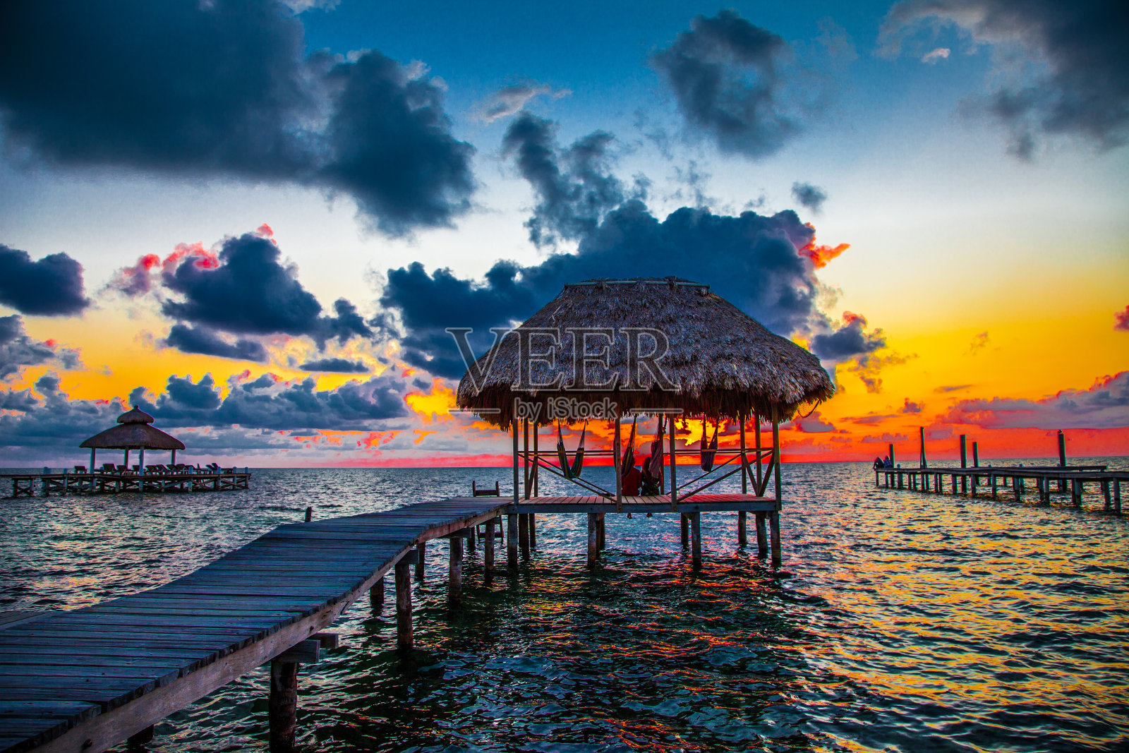 加勒比日出，码头小屋和吊床照片摄影图片