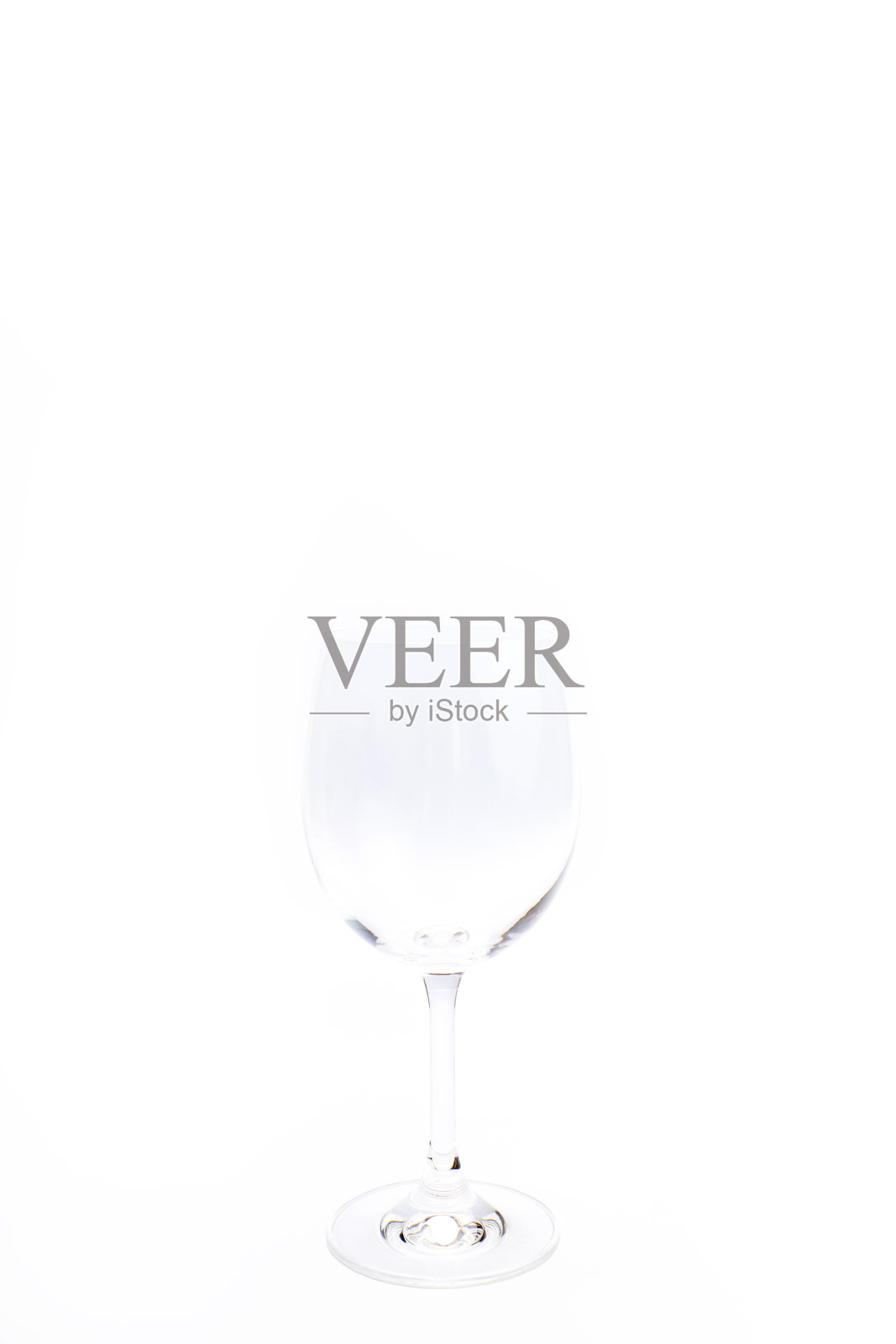 白色背景上的水晶玻璃。概念的庆祝活动照片摄影图片