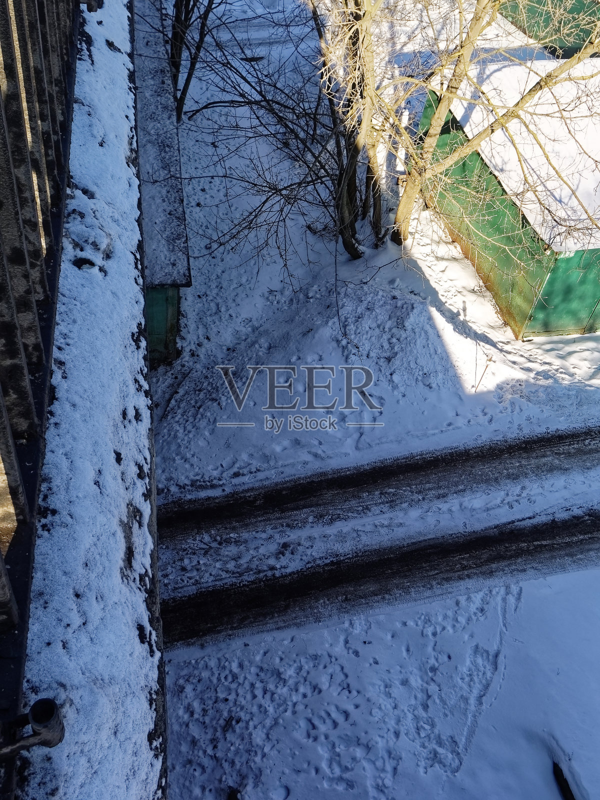 铁质车库之间的道路在冬天照片摄影图片