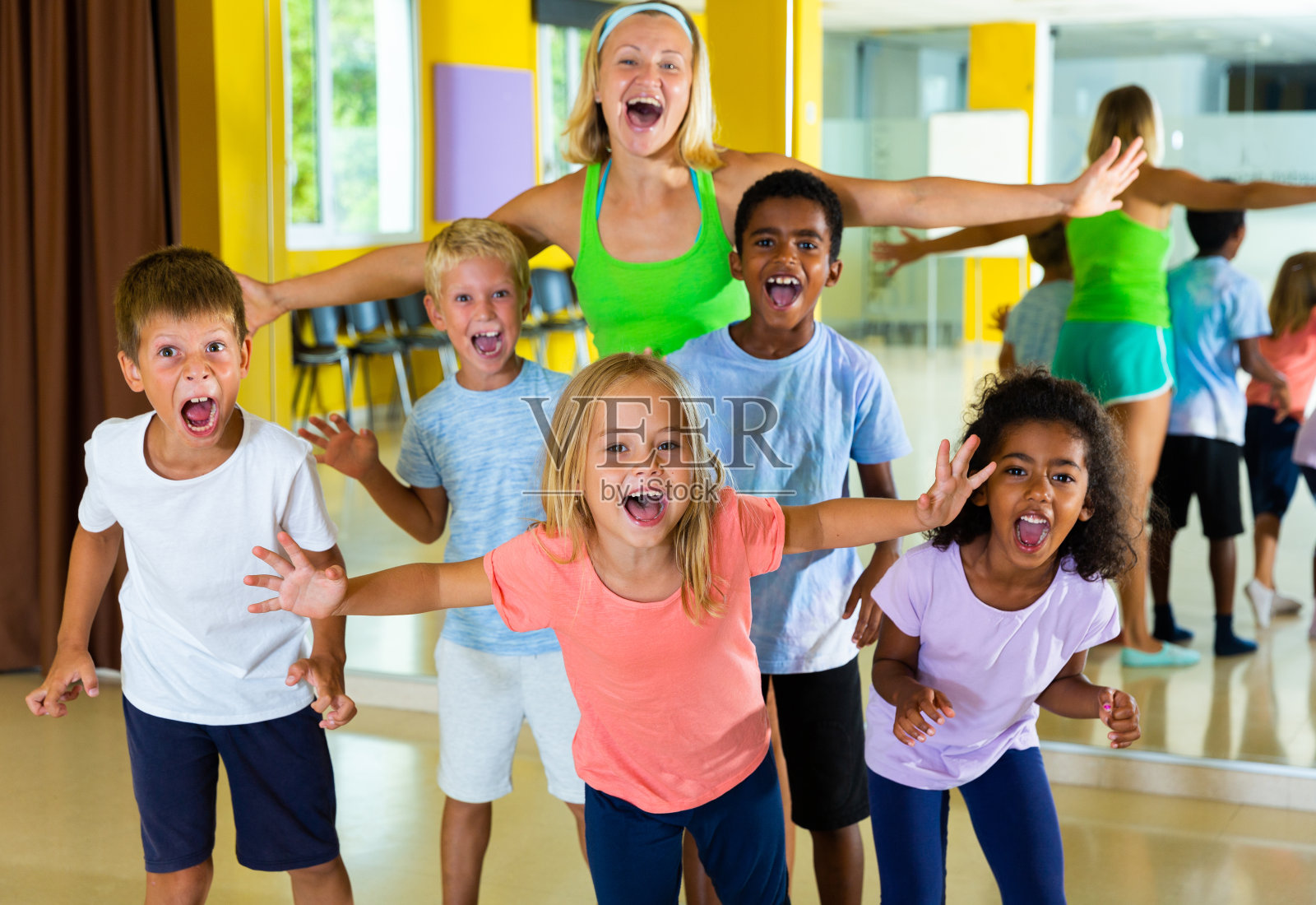 快乐的孩子们在舞蹈工作室笑着玩照片摄影图片