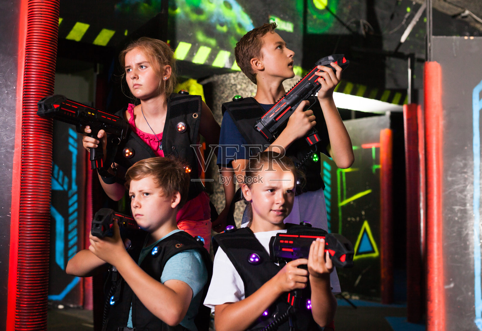 快乐的青少年拿着激光枪照片摄影图片