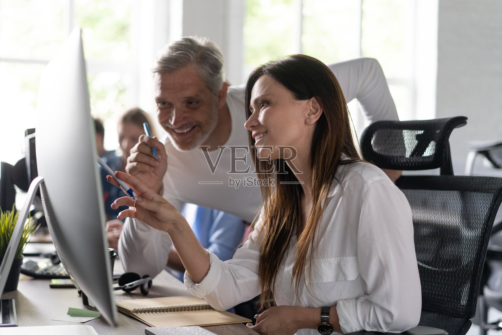 现代办公室里的同事团队。项目经理提出新的想法。年轻的商业团队与创业工作室照片摄影图片