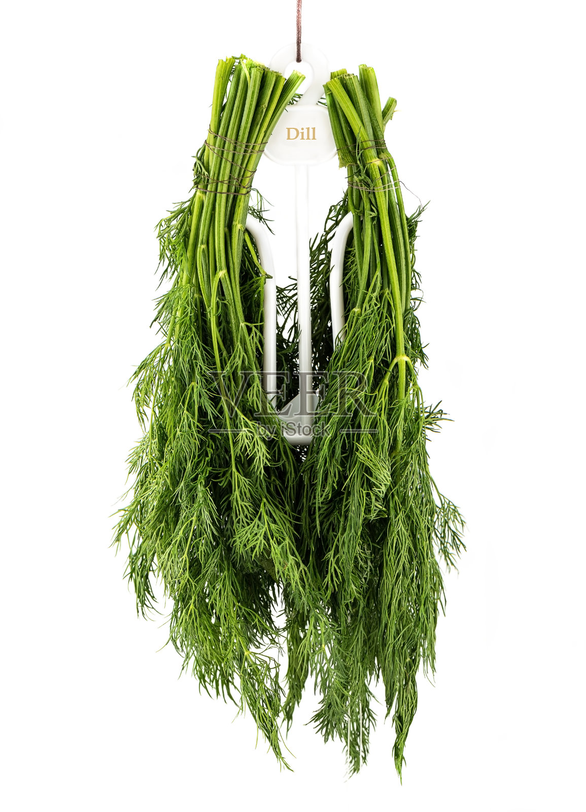 白色的衣架上挂着两串小茴香，上面刻着字。照片摄影图片