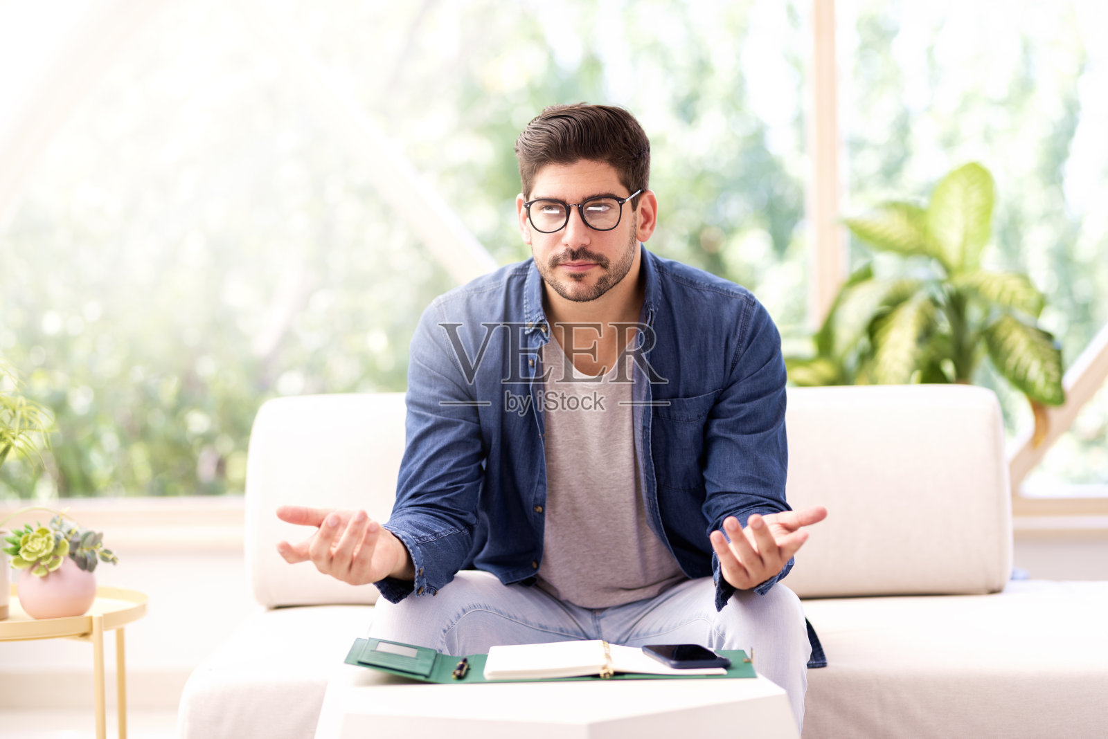 商人召开视频会议照片摄影图片
