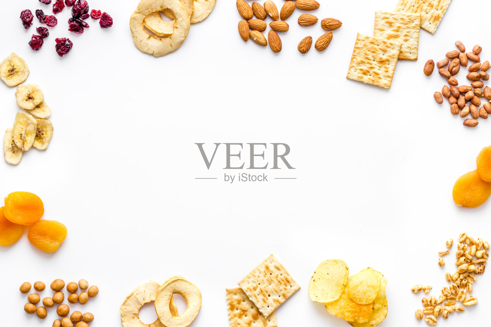 零食混合架俯视图。坚果和干果与饼干，复制空间照片摄影图片