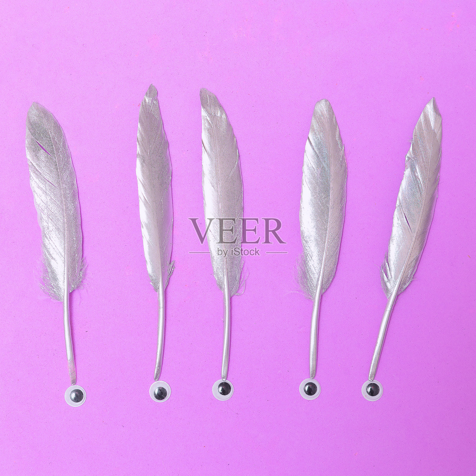 银色羽毛简约平铺时尚创意艺术照片摄影图片