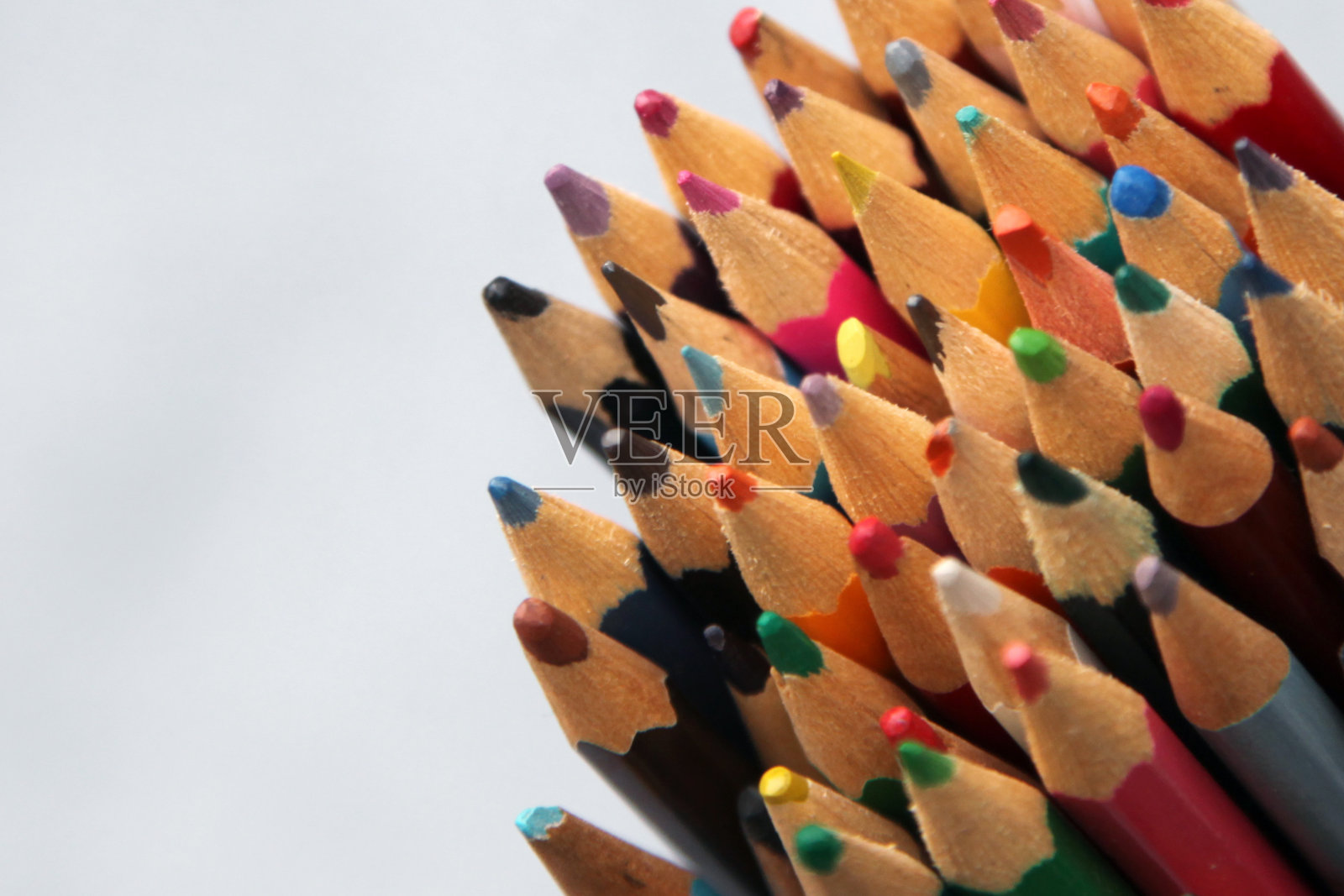 白色背景上的彩色铅笔照片摄影图片