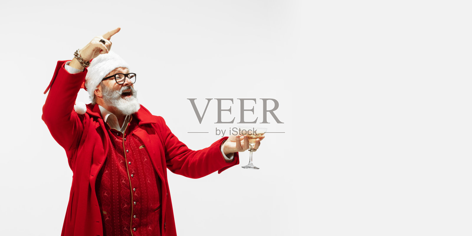 现代时尚的圣诞老人在红色的时尚套装孤立在白色的背景照片摄影图片