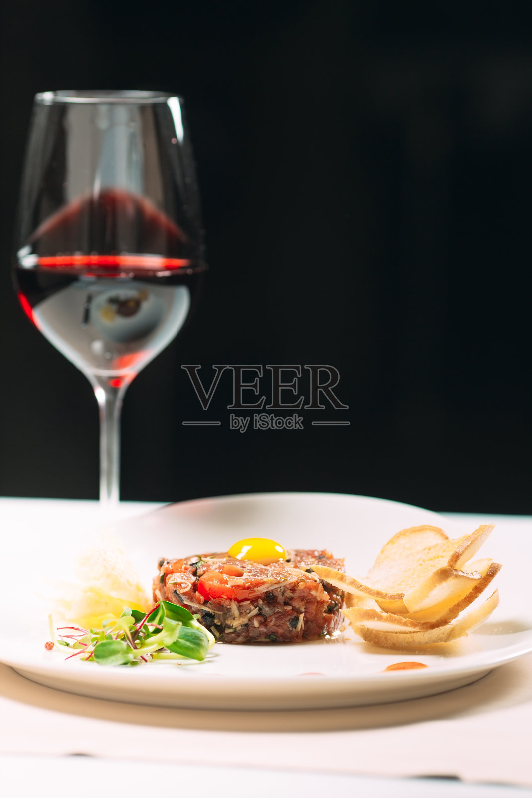 鞑靼盘在餐厅的白色盘子上。照片摄影图片