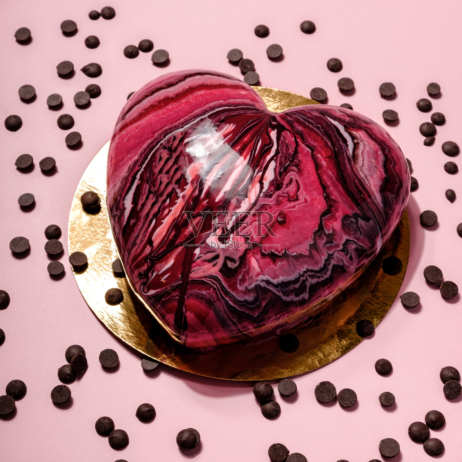 情人节的概念。有创意的心形芝士蛋糕，粉红色背景上有巧克力。最小平铺风格。水果图案俯视图。照片摄影图片