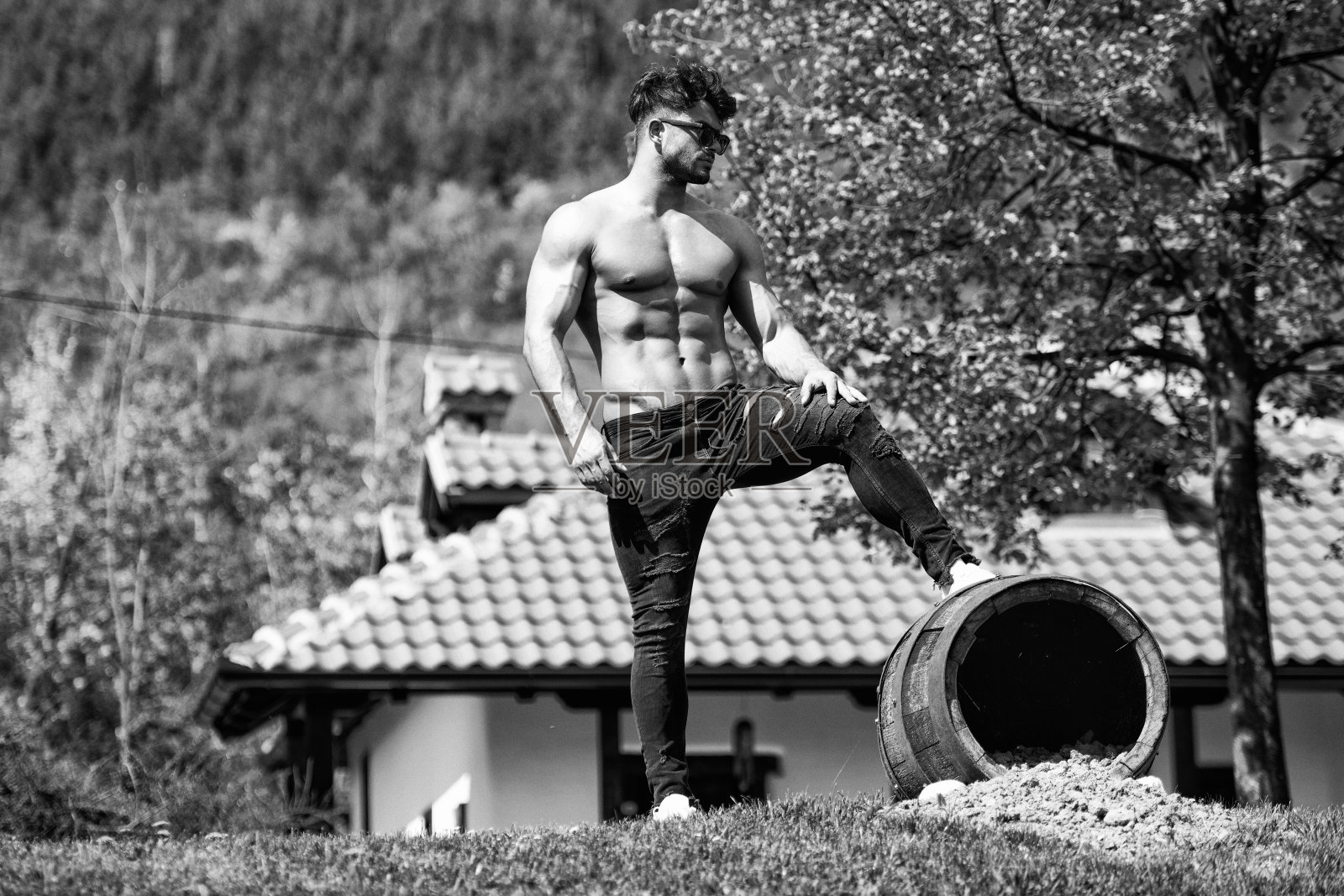 严肃的模型站在户外的自然照片摄影图片