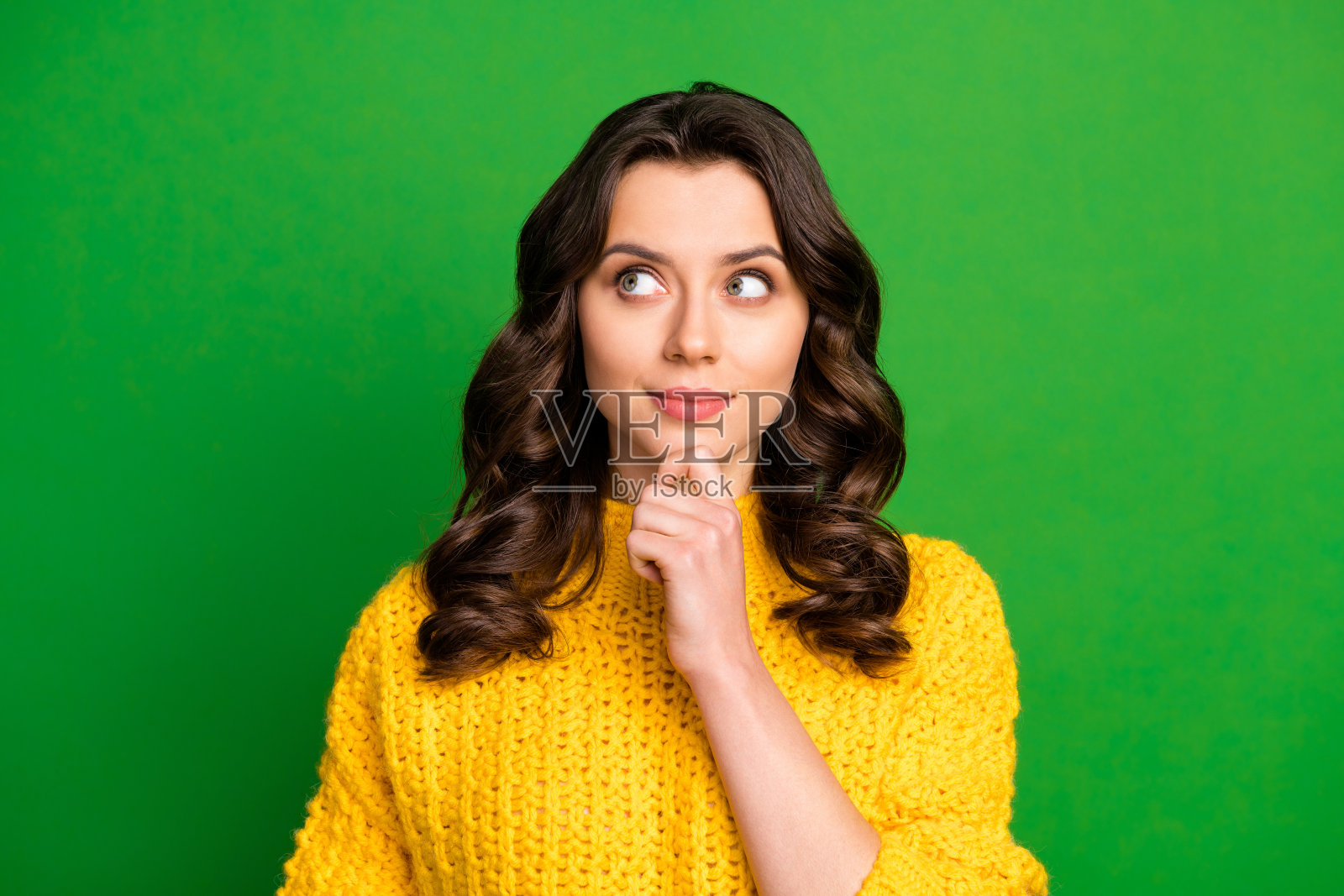 思想的肖像聪明的聪明的女孩看copyspace触摸手下巴思考思想选择选择决定穿秋冬风格套衫孤立在亮颜色背景照片摄影图片