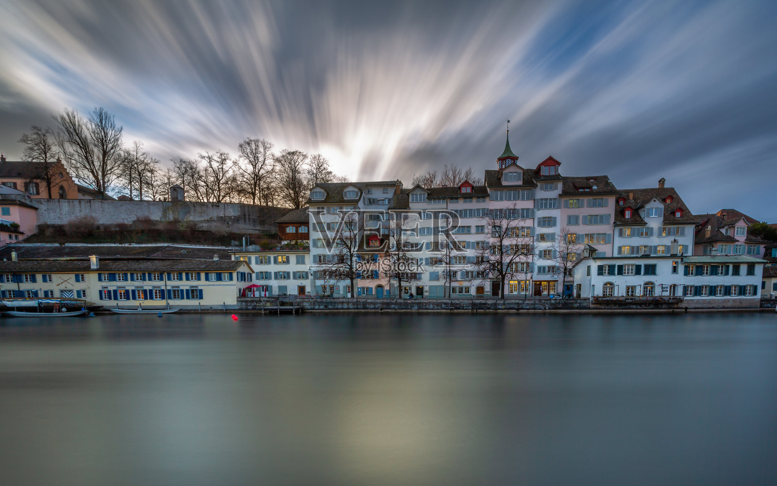 瑞士苏黎世日落时的利马特河照片摄影图片