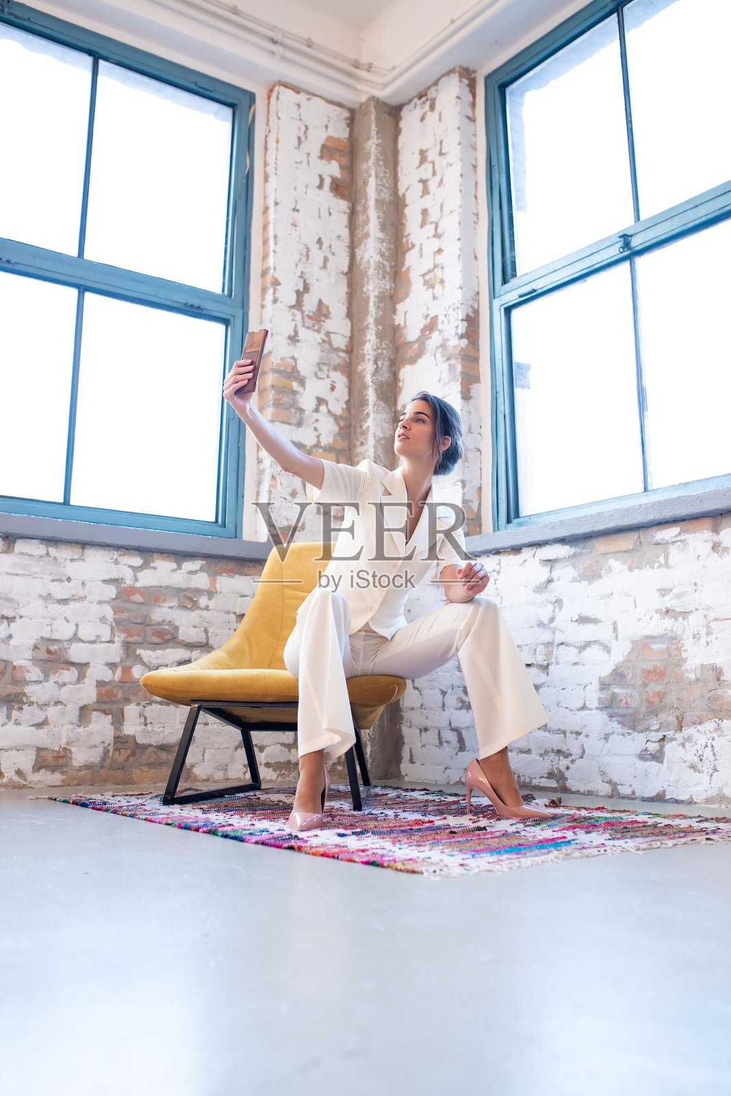 一位现代商业女性用智能手机自拍照片摄影图片