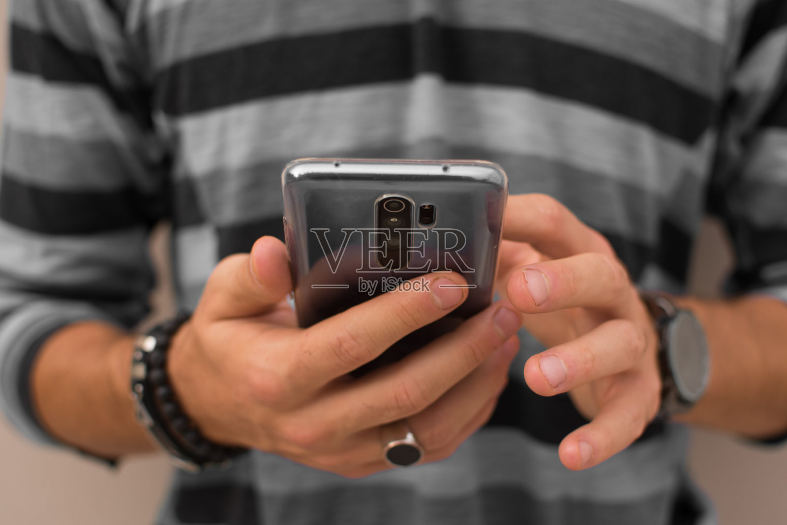 年轻人使用他的手机照片摄影图片