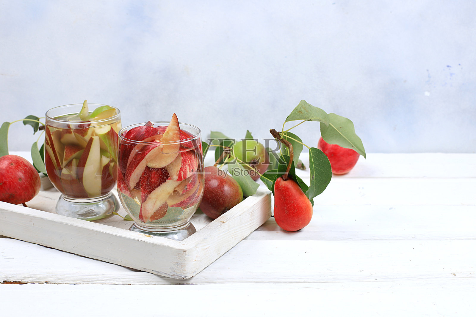 热苹果，苹果酒，秋季饮料。饮食和减肥的概念。苹果有助于清洁身体和减肥。健康营养、解毒照片摄影图片