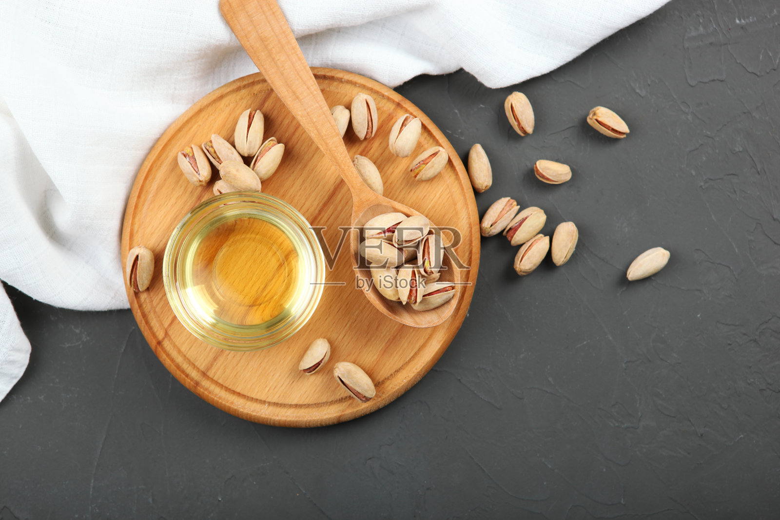 开心果油在桌子上靠近照片摄影图片