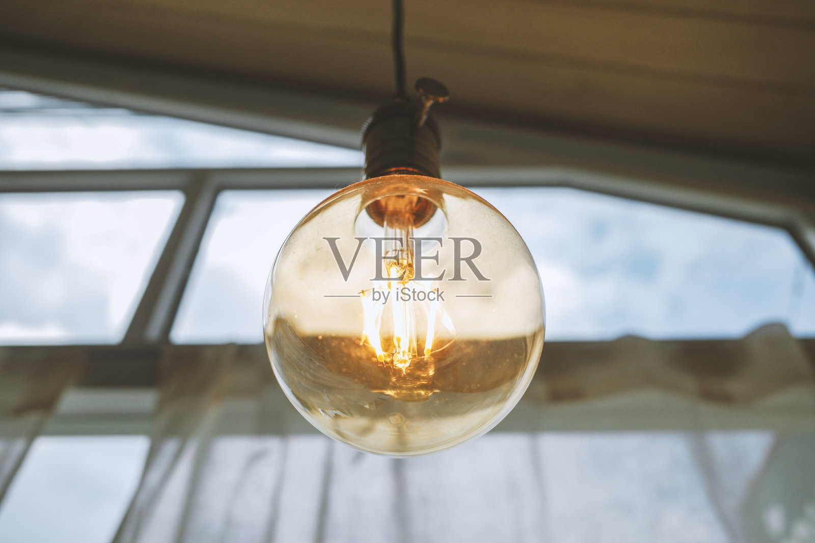 老式的爱迪生式白炽灯泡在家里照片摄影图片